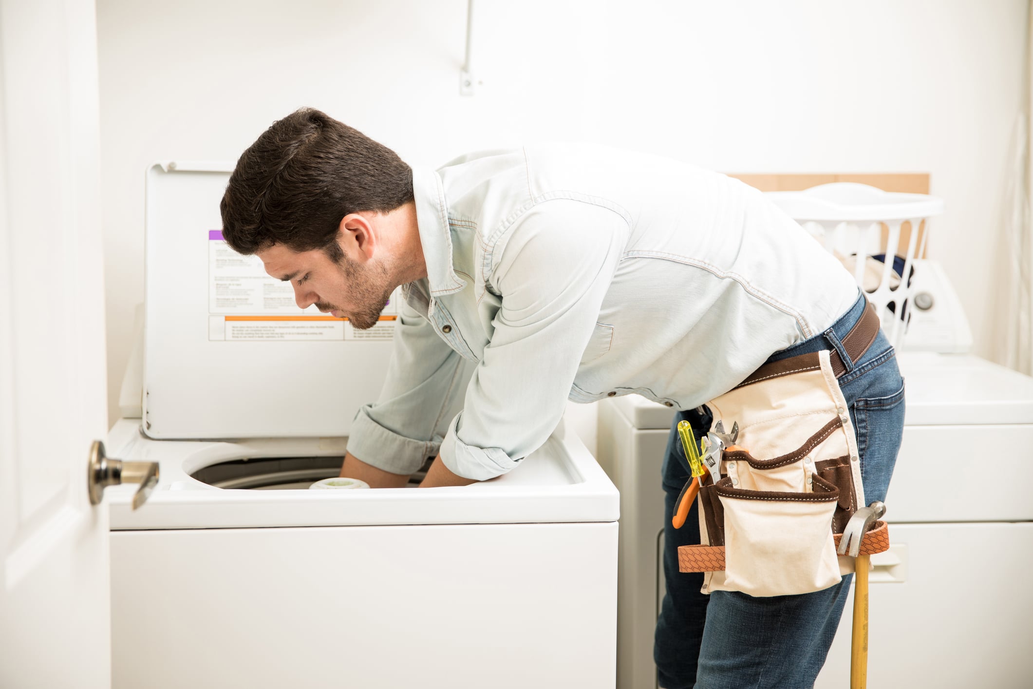 dreamstime_m_102304554 Repairing washing machine in Thousand Oaks